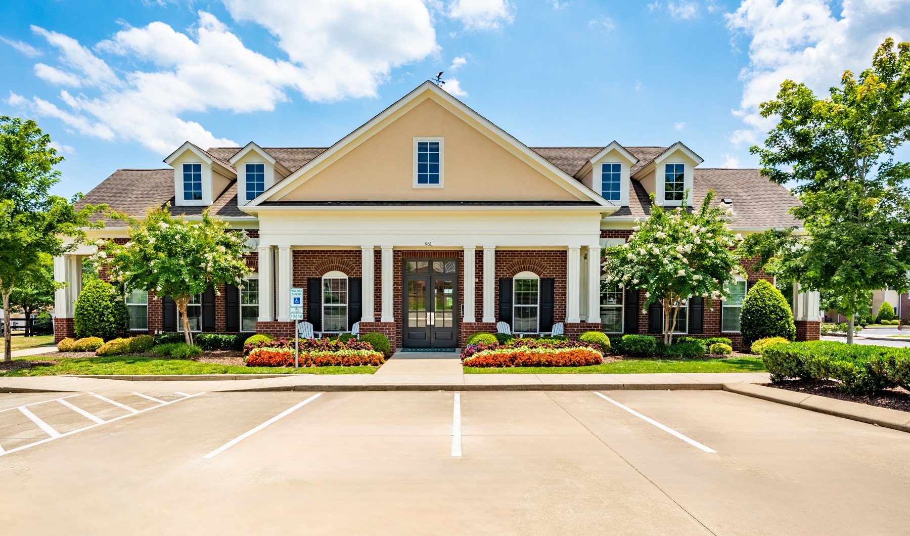 Perfect Blend of Sophistication and Comfort Perfect Blend of Sophistication and Comfort